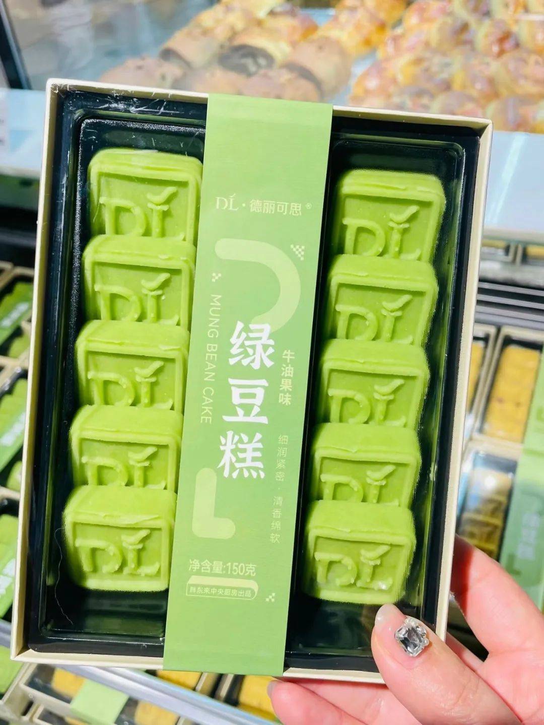 熔岩巧克力蛋糕图片来源:步步高时间公众号3,红丝绒咸奶油蛋糕来源