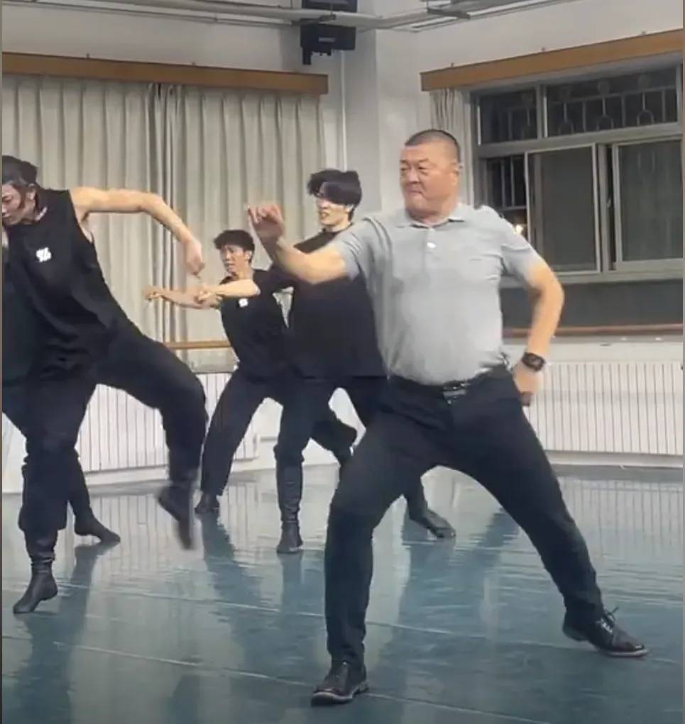 "这位院长已经在我的朋友圈跳一天舞了…"_舞蹈_视频_大叔