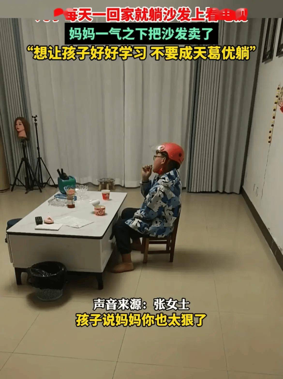 沙发比较大,男孩在上面时而横躺,时而竖着躺,把脚踩在墙壁上.