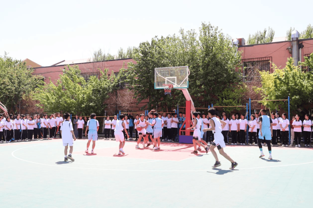 实名羡慕!cba球员贾明儒回到母校梨树二中 "零距离"指导学生训练