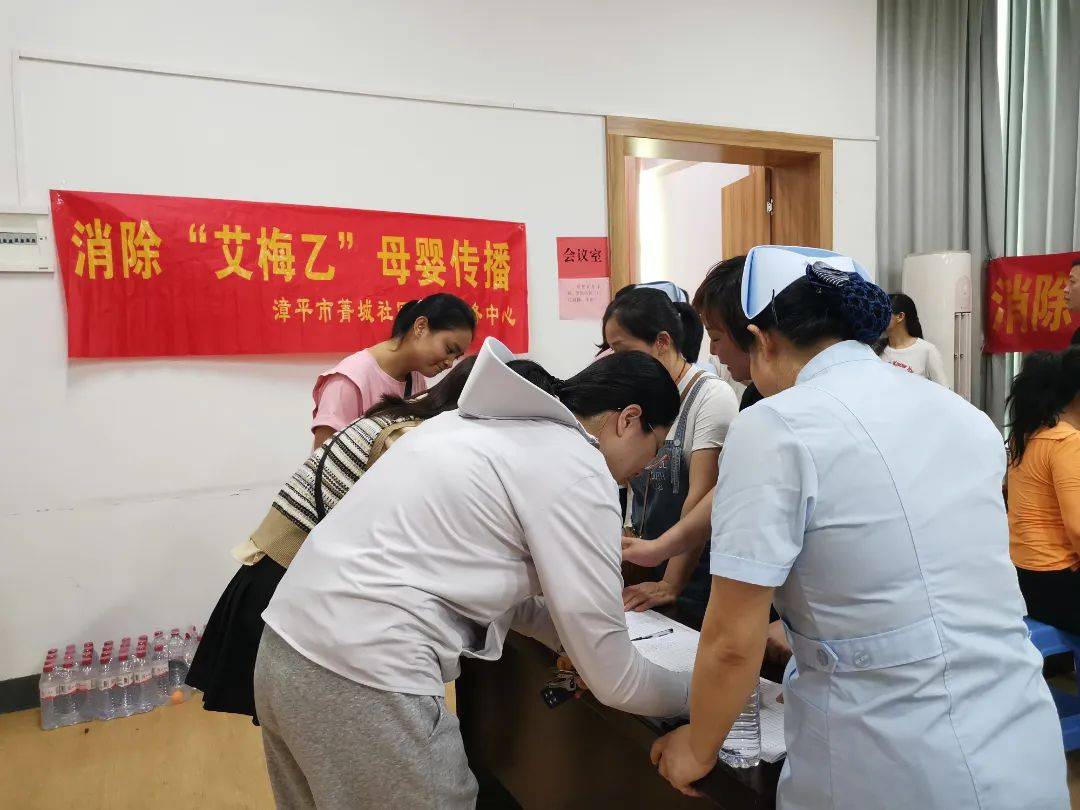 在政府门前广场,通过悬挂横幅,发放宣传资料现场讲解等方式,向过往