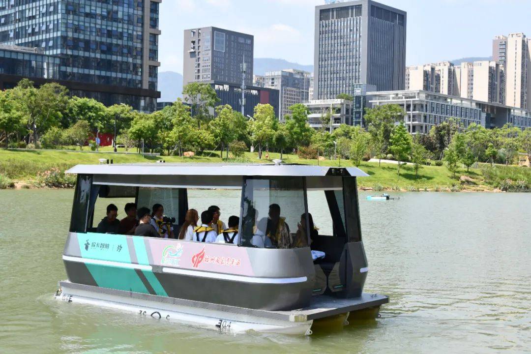 乘坐无人驾驶游船现场观摩"水上扫地机器人"作业在福州高新区工作人员