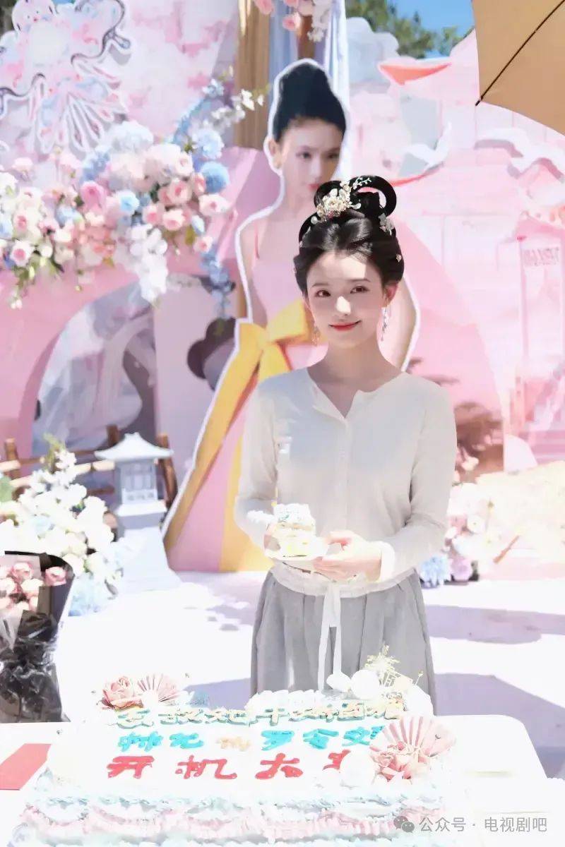 林允手拿饮料对镜甜笑娇憨可爱 小露蛮腰身材窈窕_照片_气质_上衣