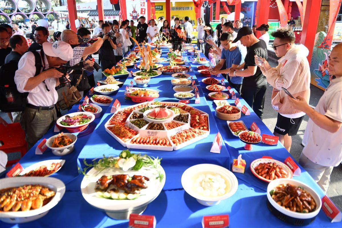 有游客拎行李赴宴,大学生三份半价优惠……全民乐享潜江"虾"夜