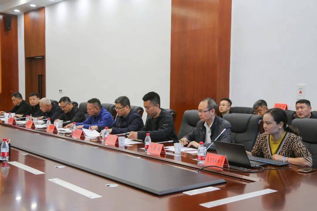 会上,马俊峰要求各有关部门坚持把安全作为头等大事,紧盯重点环节