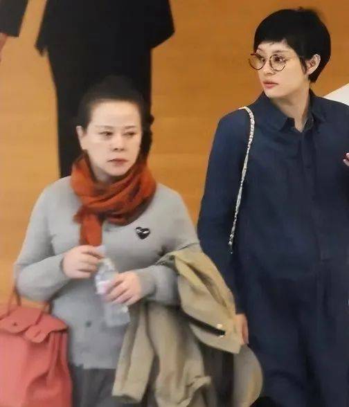 孙俪与妈妈机场同框,60岁的妈妈穿小黑裙精致似贵妇,女儿打扮随意似小