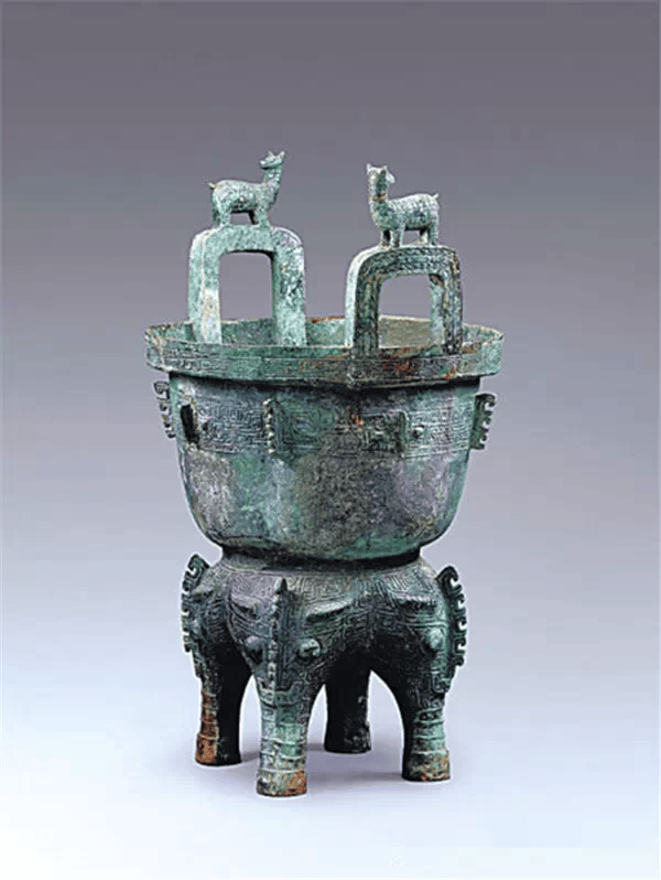 鬲足袋满饰浮雕兽面纹,它体形巨大,气势雄浑,奇美诡异,稳定性良好,有"