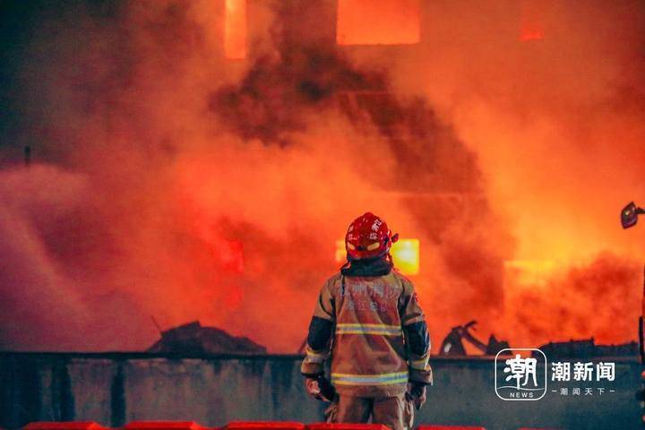 从天黑一直奋战到天亮,厂房起火扑救现场,大伯送来了馒头