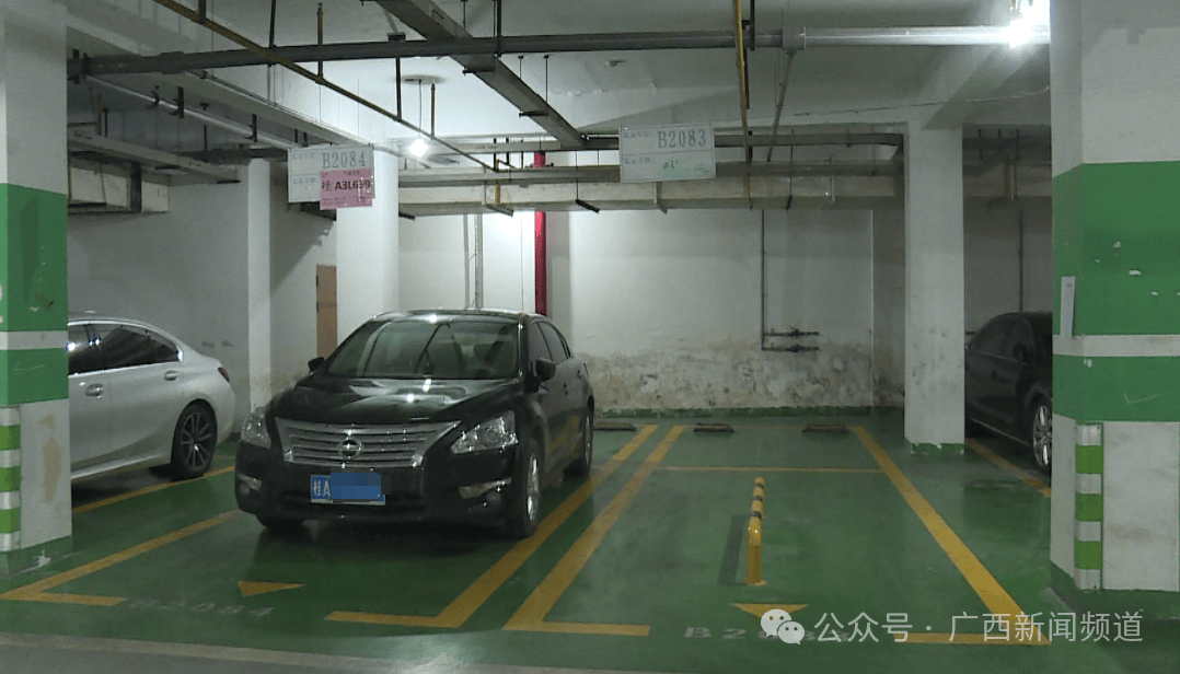 南宁一小区停车位上装隔离栏,业主质疑变相逼买车位,物业回应:有业主