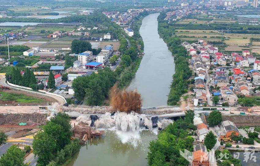 79亿元建设的武黄高速改扩建项目,起于鄂城区汀祖镇王边村武黄高速