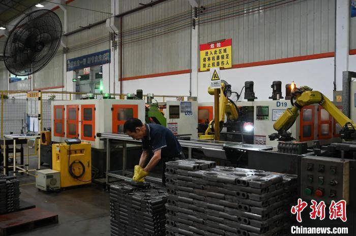 5月18日,广东省肇庆市,广东新永昌五金科技有限公司生产车间的机械手