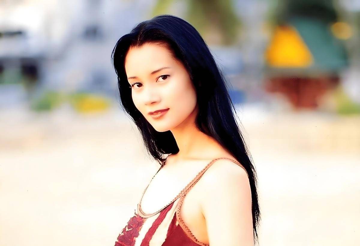 在80年代后期,郑艳丽与梁朝伟合作出演了金庸武侠剧集《侠客行》,这次