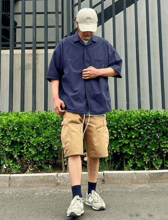 被上海大叔惊艳到!"工装短裤 运动鞋",时髦又有男人味,真帅