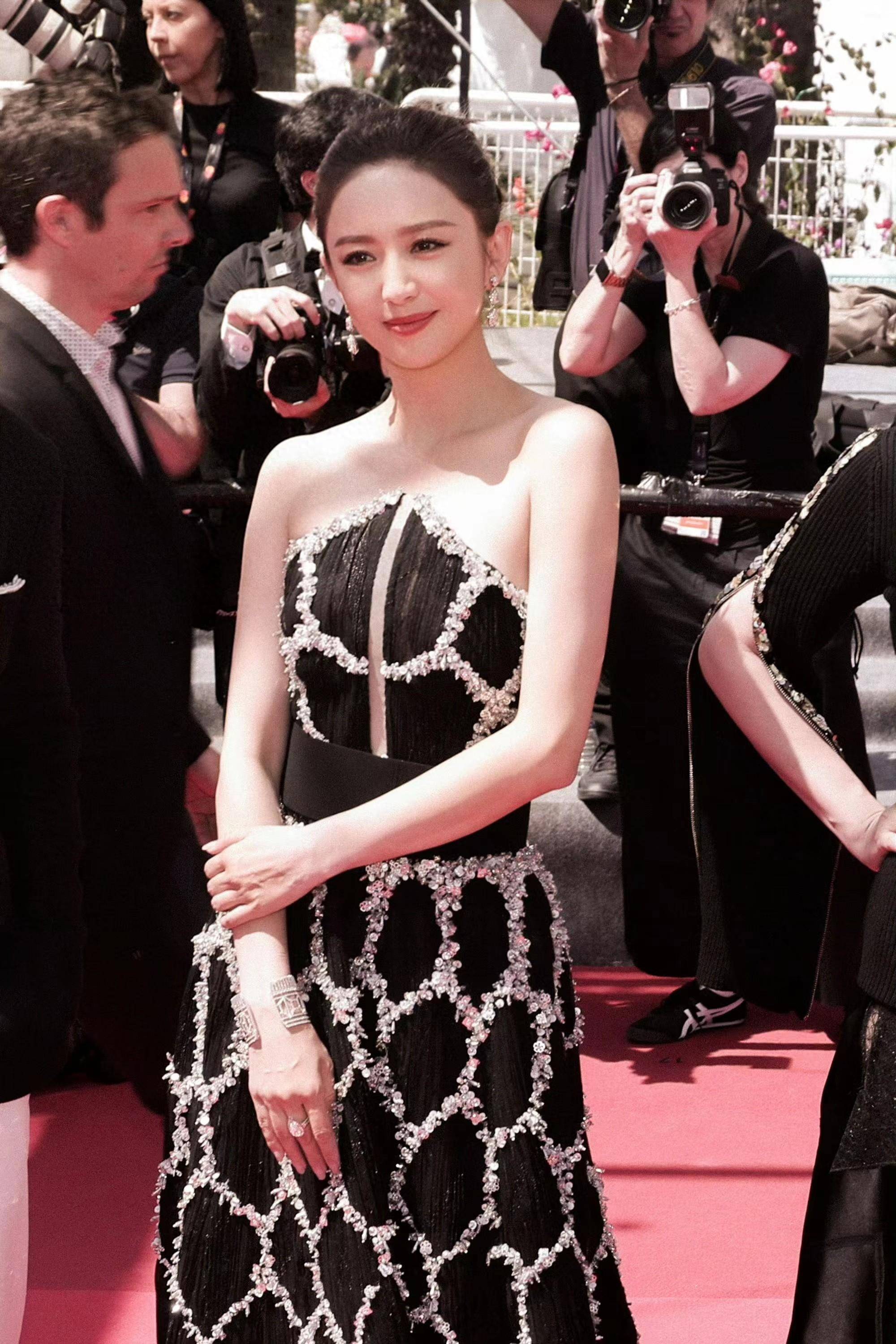 佟丽娅亮相戛纳电影节红毯,一身黑色镶钻抹胸裙,优雅又有气质!