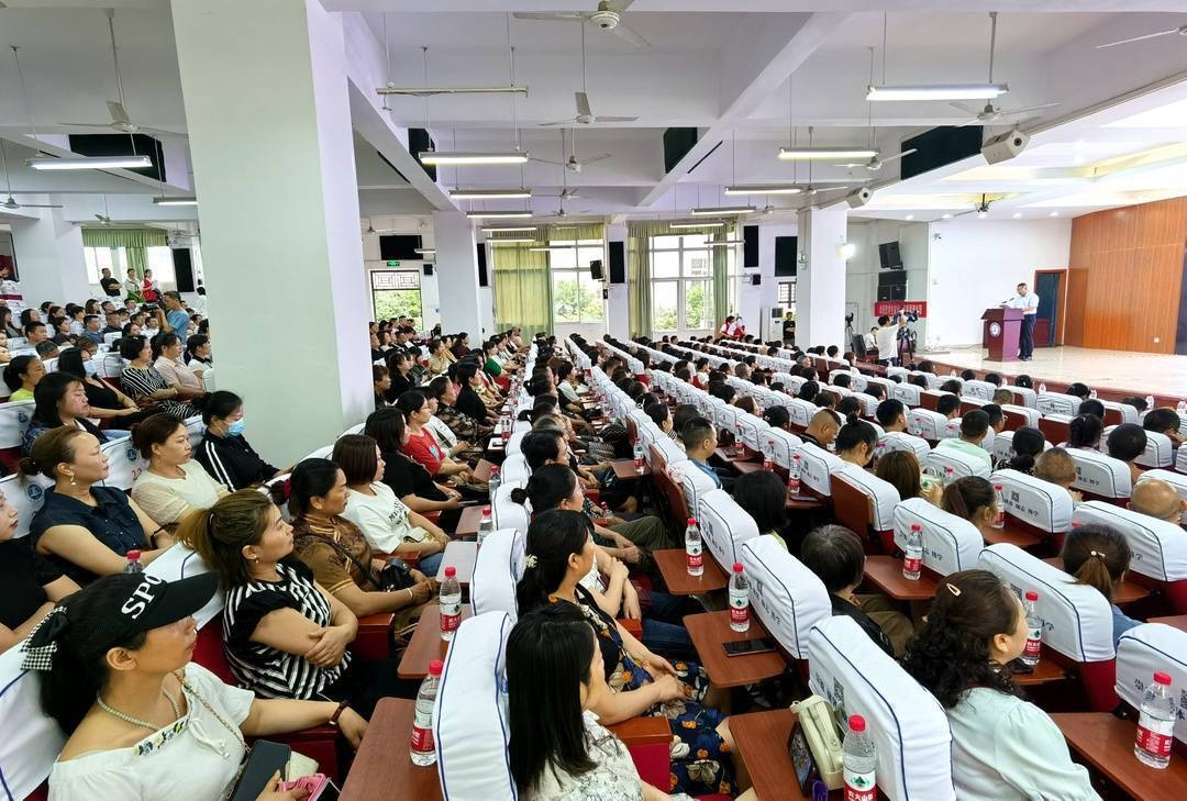 达州市第一中学校教育教学开放日 800余名家长代表看到了什么?