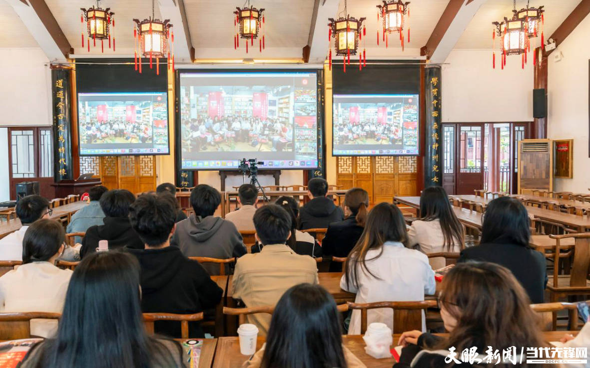 贴吧：17图库今晚开奖澳门开奖-读书：与书为伴，社区组织草地读书会  第2张