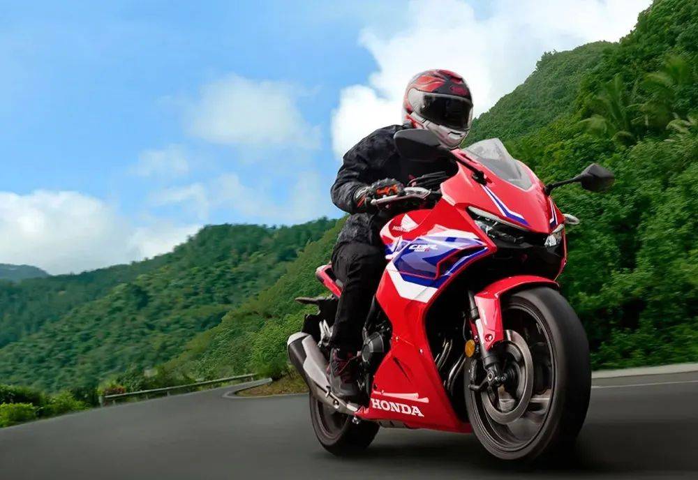 cbr400r整体还是保持家族式的设计,整体的线条设计更有层次感,隐藏的