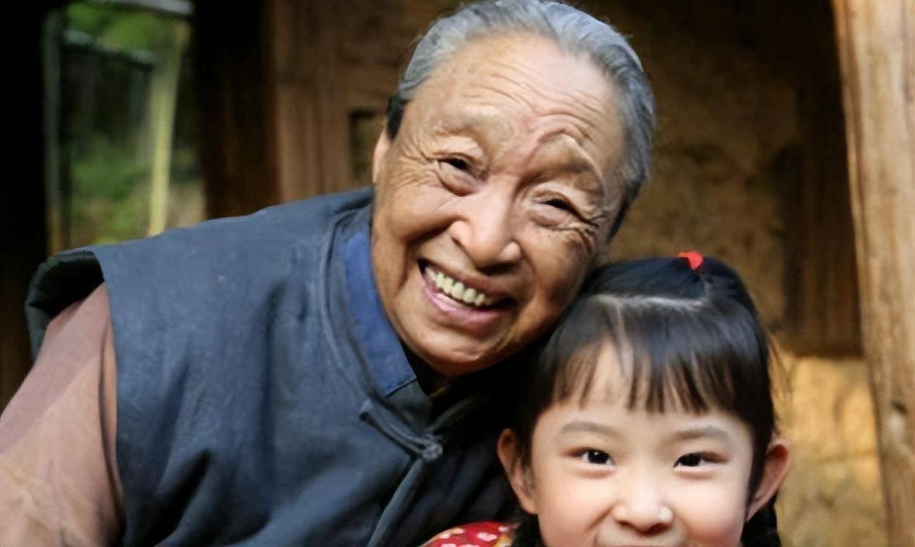 她是国家一级演员,因病去世千人含泪送别,23岁孙子更是国人骄傲_柏青