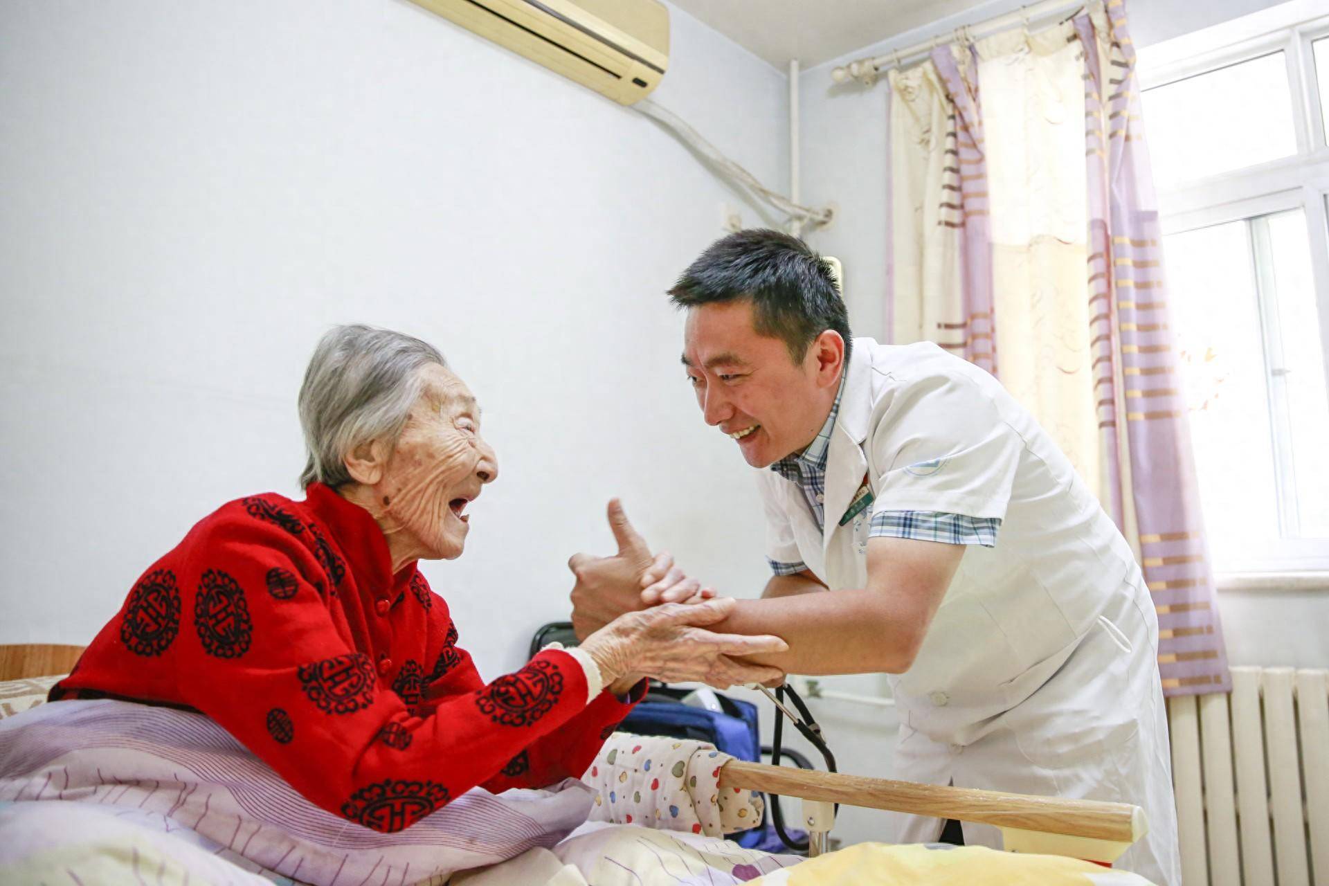 社区搭建家庭病床:在家"住院"不是梦_老人_王女士_万涛