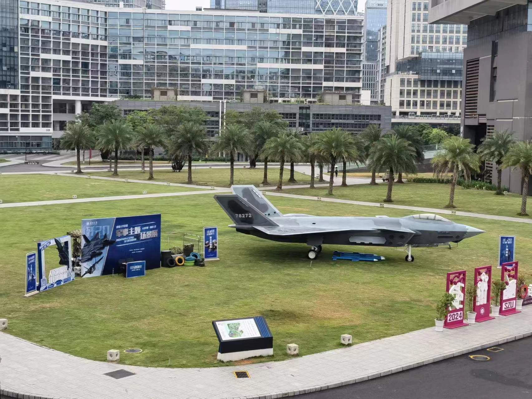 "歼-20战机"亮相深圳大学