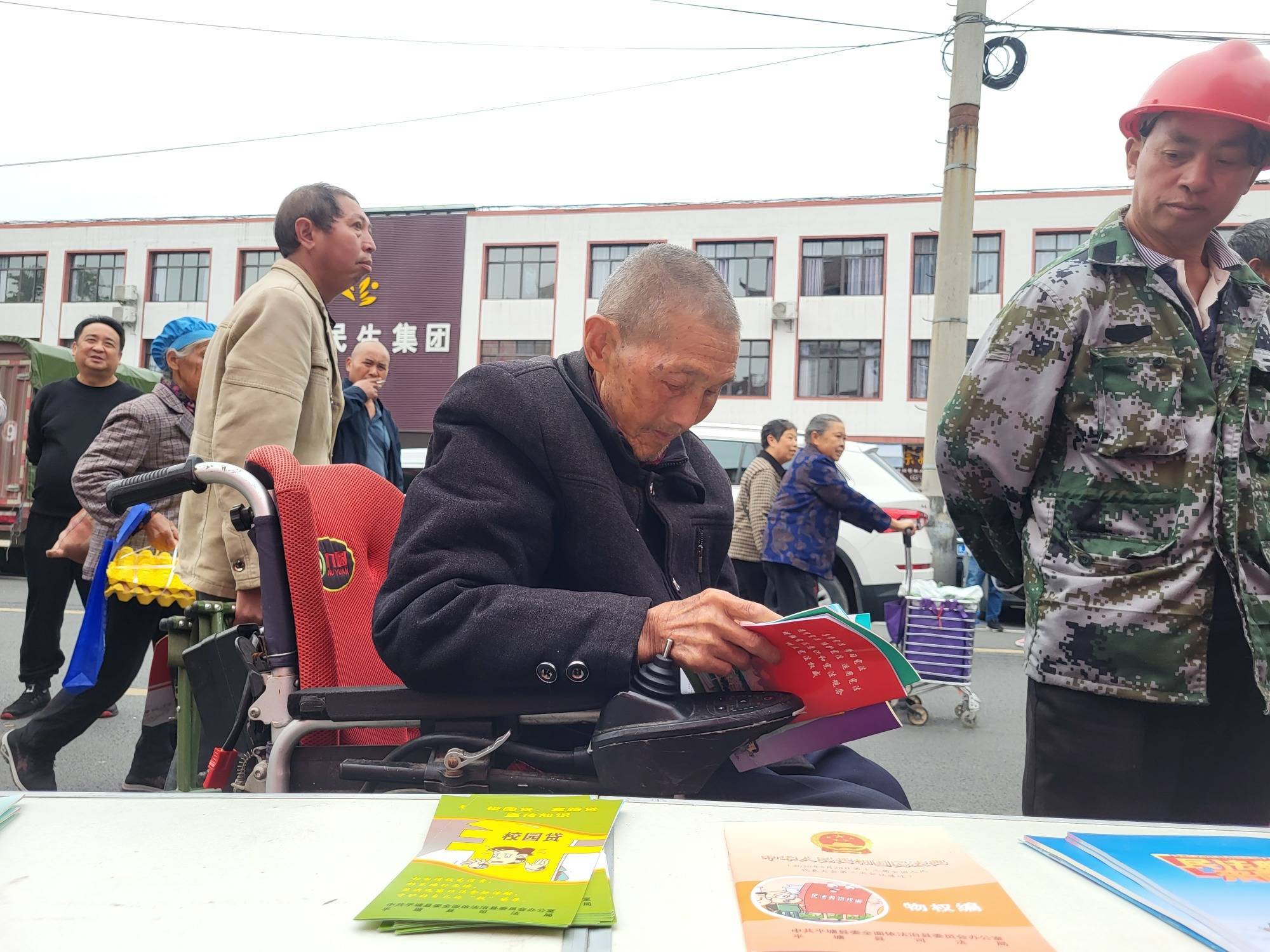 贵州省平塘县烟草专卖局(分公司)开展普法宣传活动