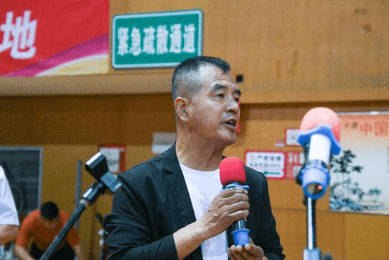 省毽球协会会长张建爽宣布比赛开幕;天津市静海区体育局副局长马天众