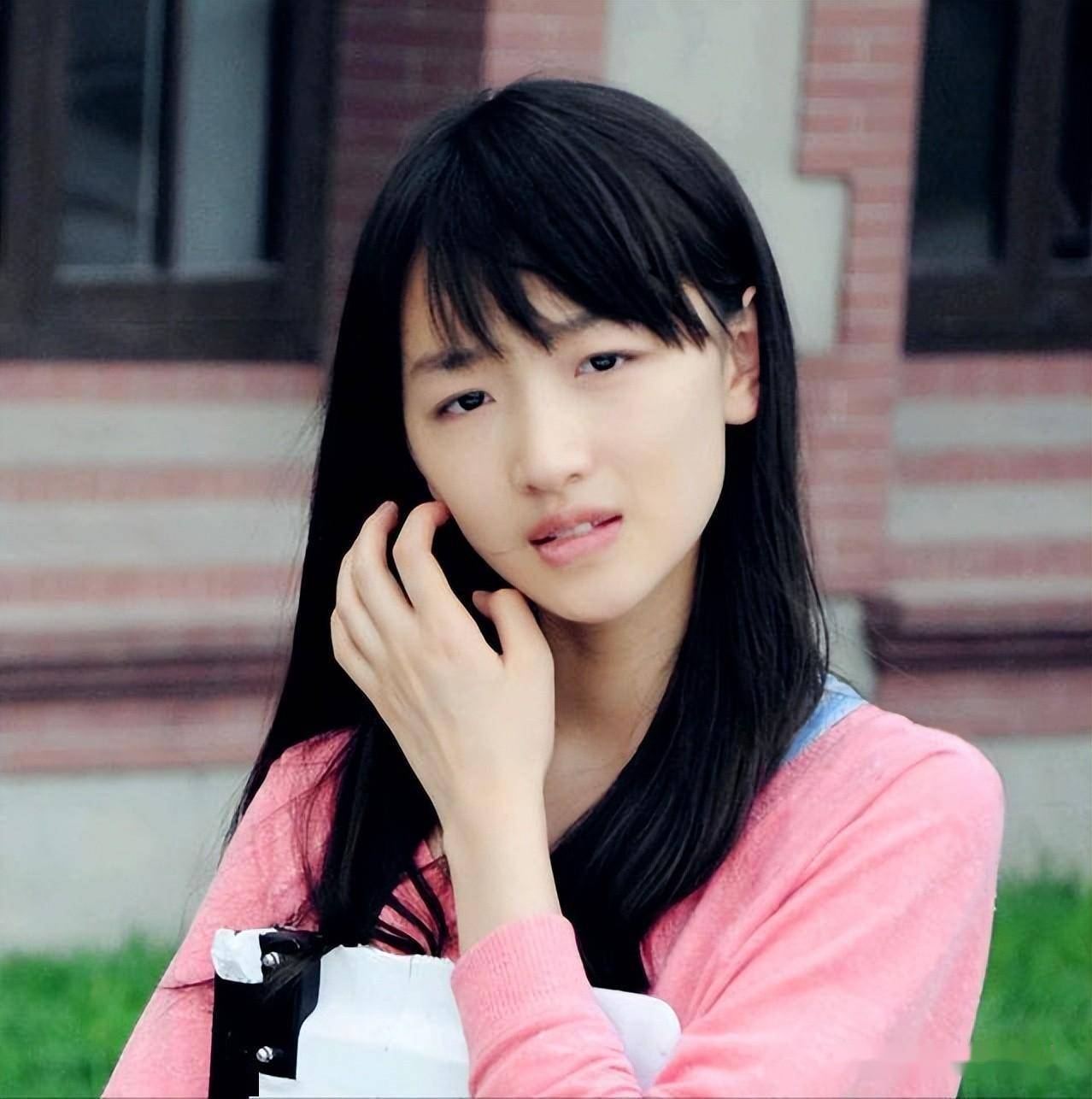 看完周冬雨高中时的照片,完全理解为何她被张艺谋相中,太水灵了