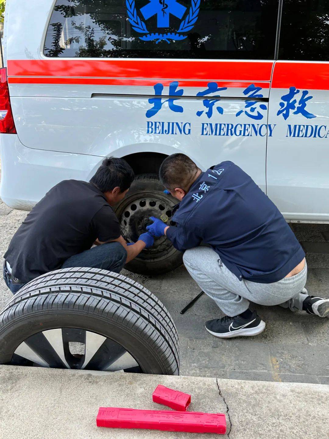 守护生命的速度与力量,九渡河镇卫生院开展120救护车轮胎更换技能竞赛