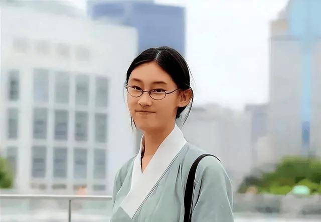 "国民才女"武亦姝清华毕业,爸爸简历被扒,网友炸了:你能看到的优秀,都