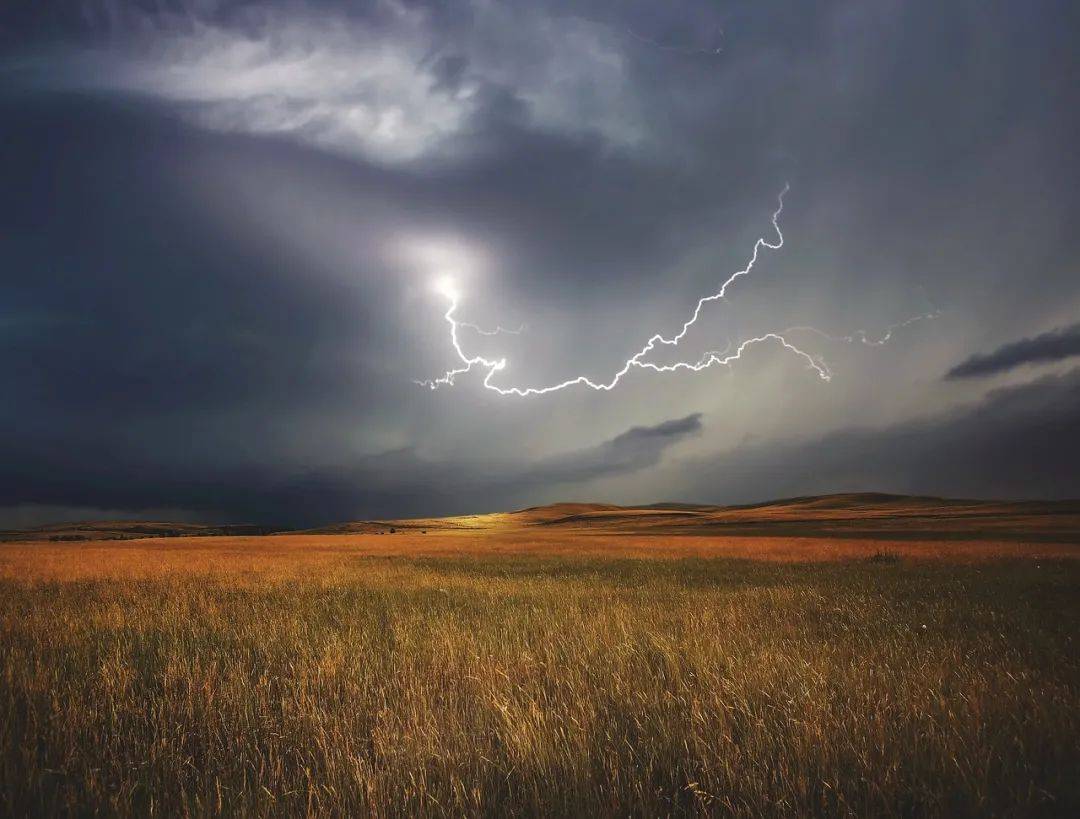 天气预报和预警信息可能伴随着强对流天气雷雨来时局部地区有阵雨或雷