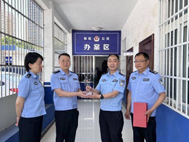 树榜样,鼓士气,暖警心!咸阳市公安局彩虹分局开展送奖到一线活动