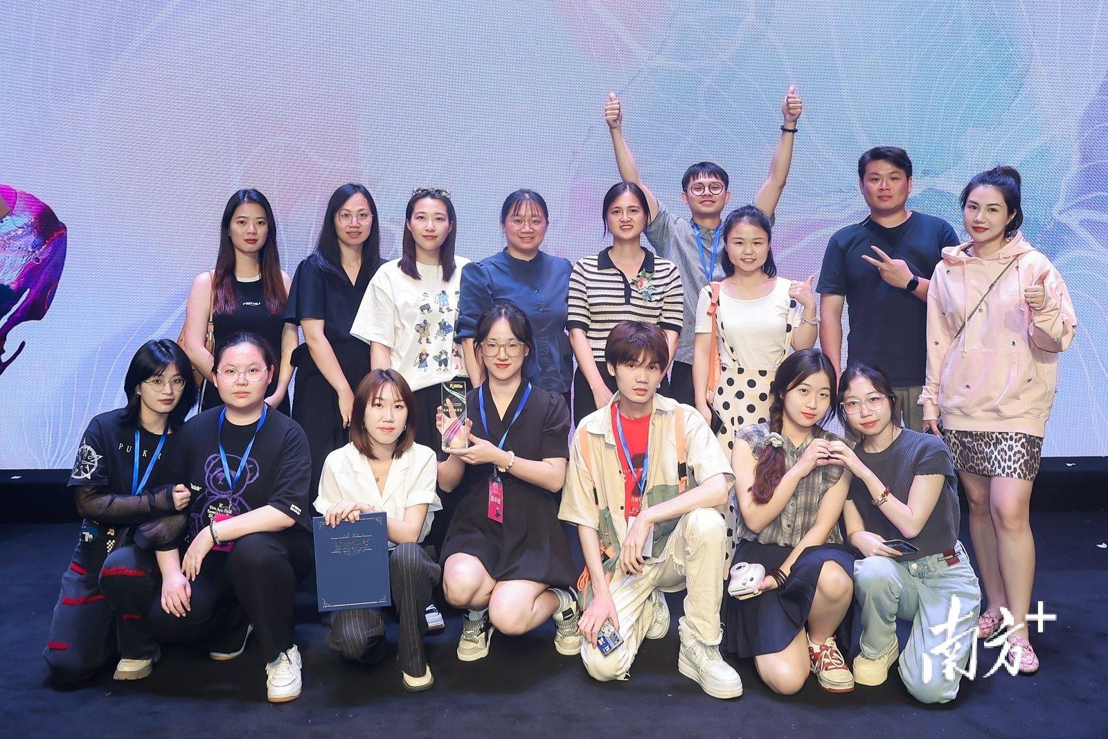 实现梦想的天桥"为主题,遴选核聚28所广东服装专业院校的新生设计力量