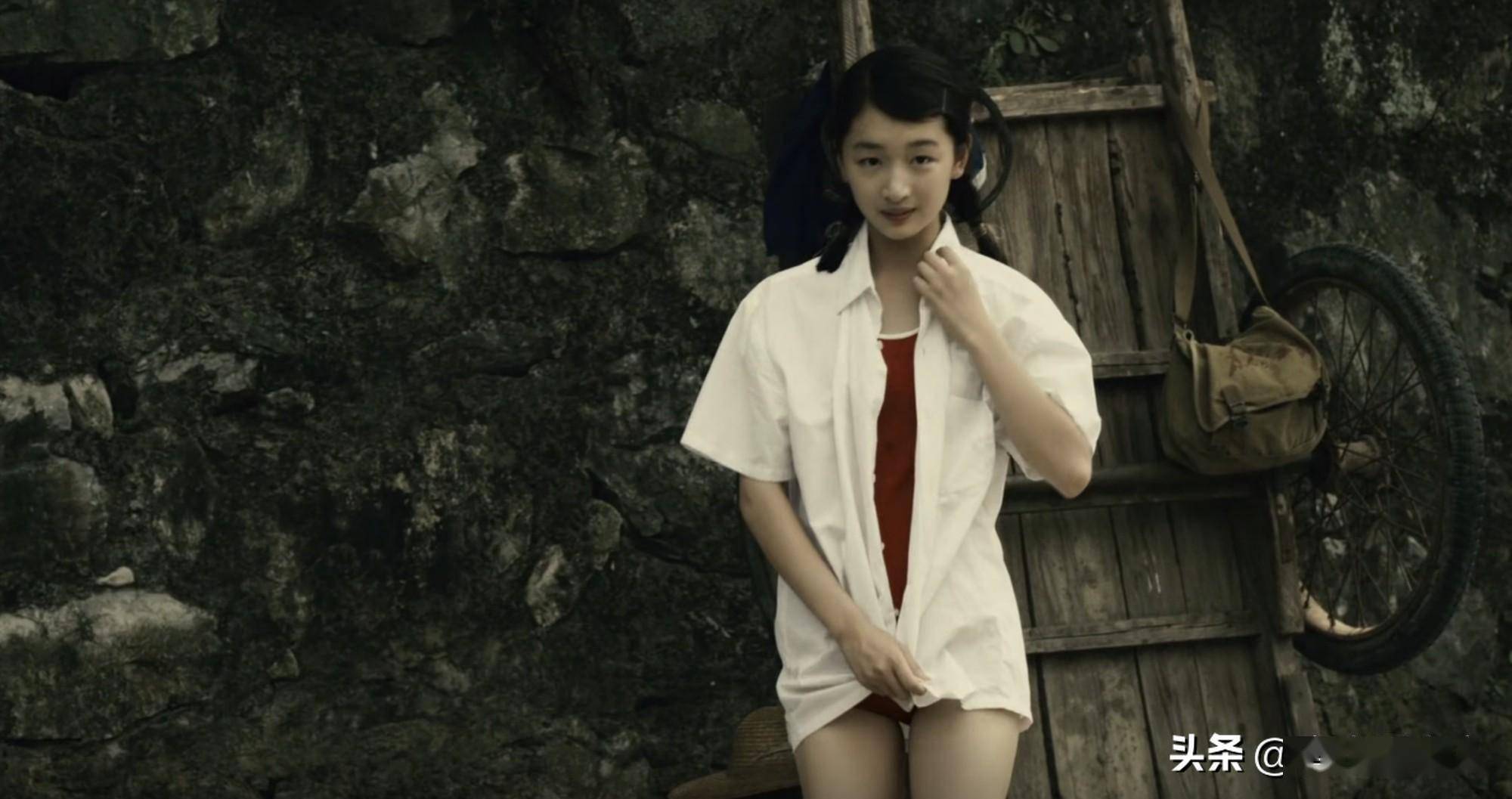 看完周冬雨高中时的照片,完全理解为何她被张艺谋相中,太水灵了