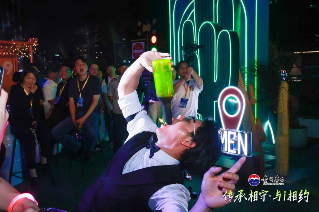 此时此刻,两岁的i茅台已然迎风长成拥有近7000万注册用户的"大个子"