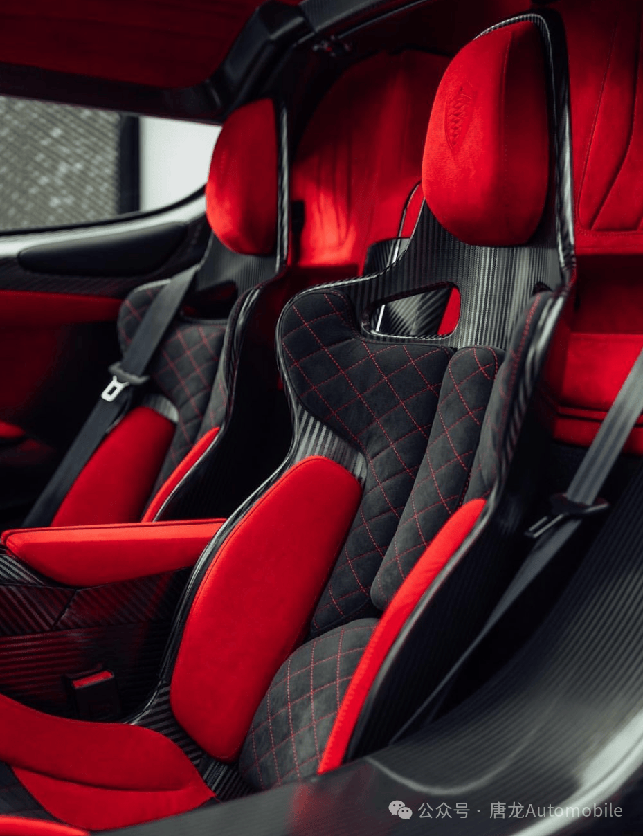 与普通的碳纤维相比,红色碳纤维在科尼赛克jesko absolut上的运用更加