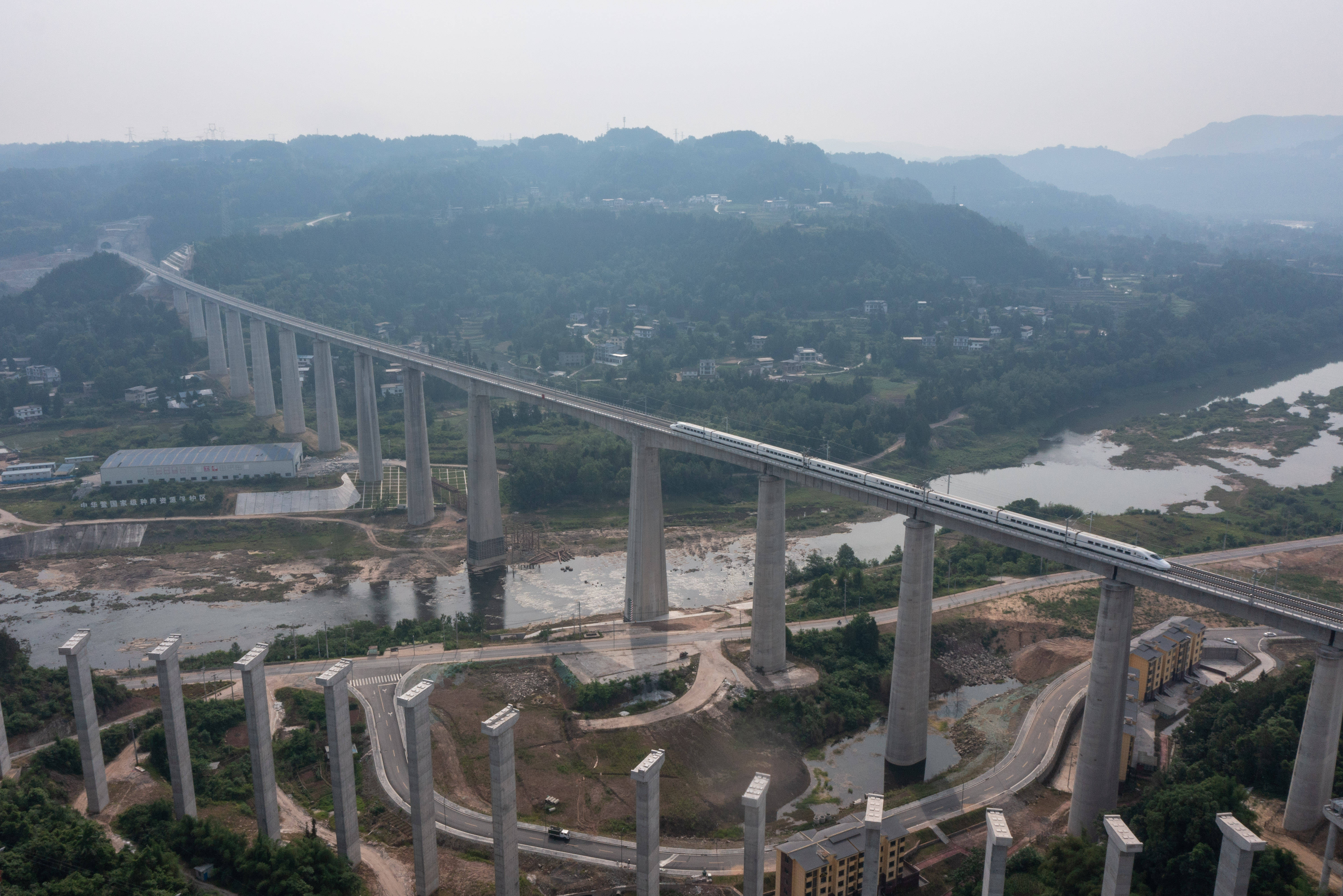 一列试验列车经过巴南高铁恩阳河特大桥