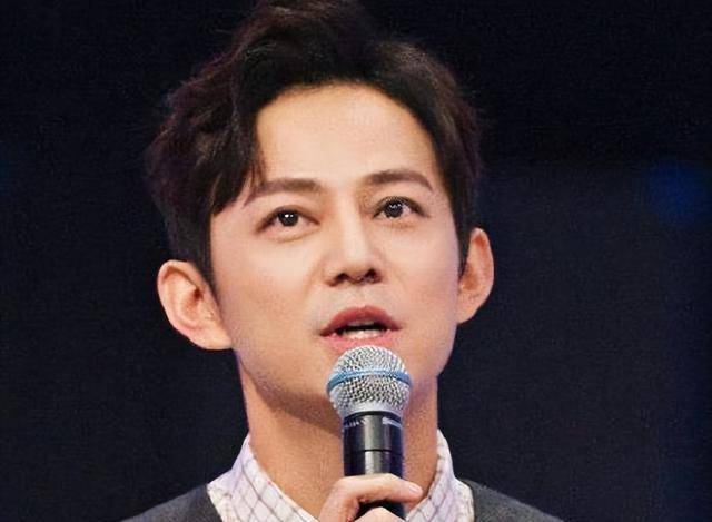 何炅在《歌手》直播再现"神救场" 修改主持台本:更要好好唱歌