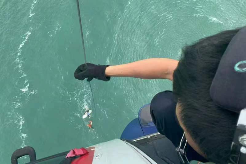 琼州海峡一人冲浪遇险失联，搜救中心：已被直升机救起