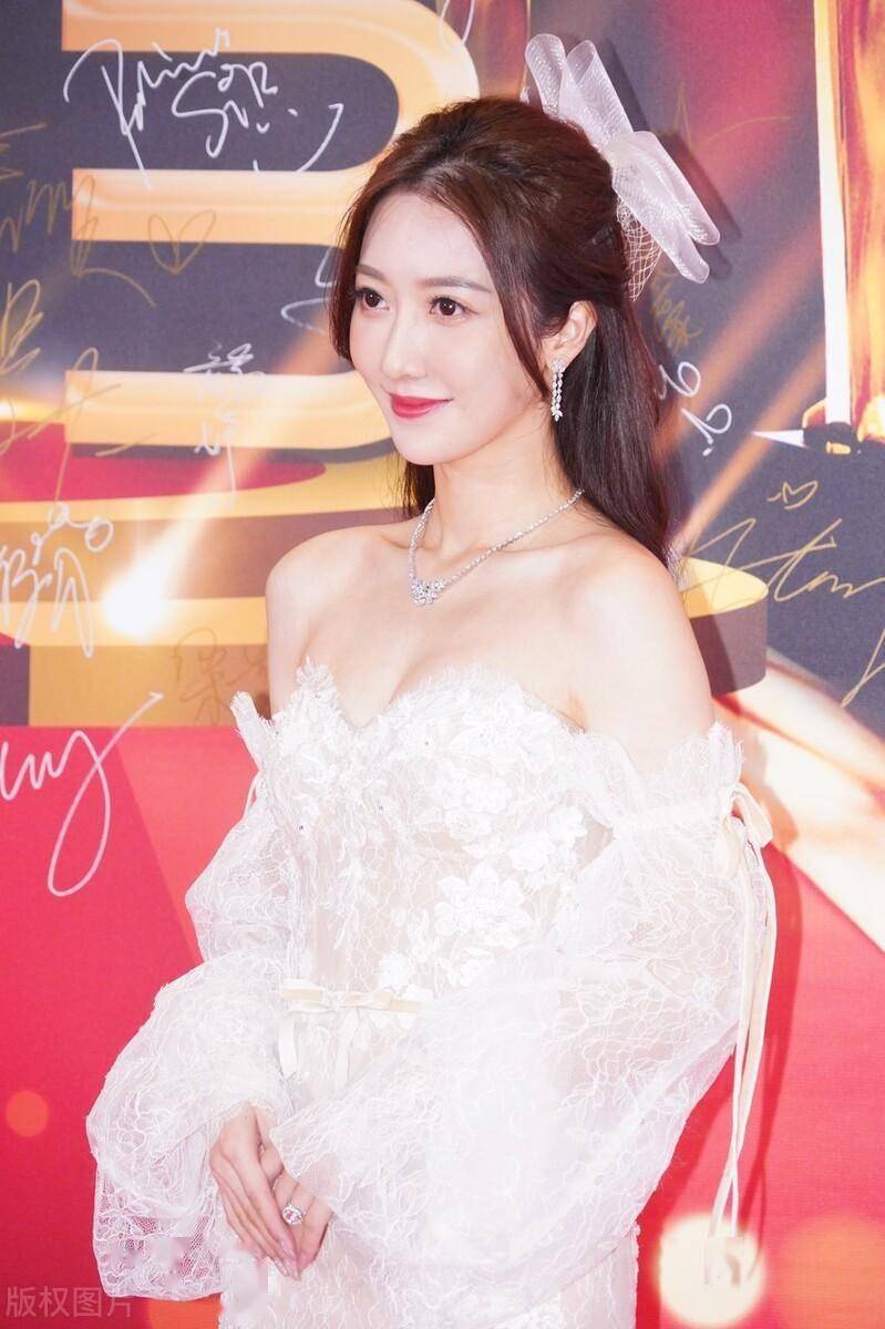 何依婷这身材,这才是尤物啊!