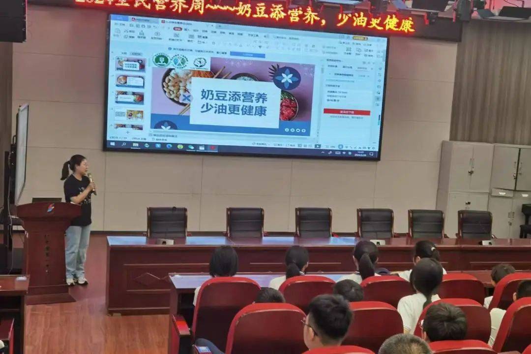 改善学生营养,当天下午,乐清市第三人民医院联合柳市镇第一中学,为