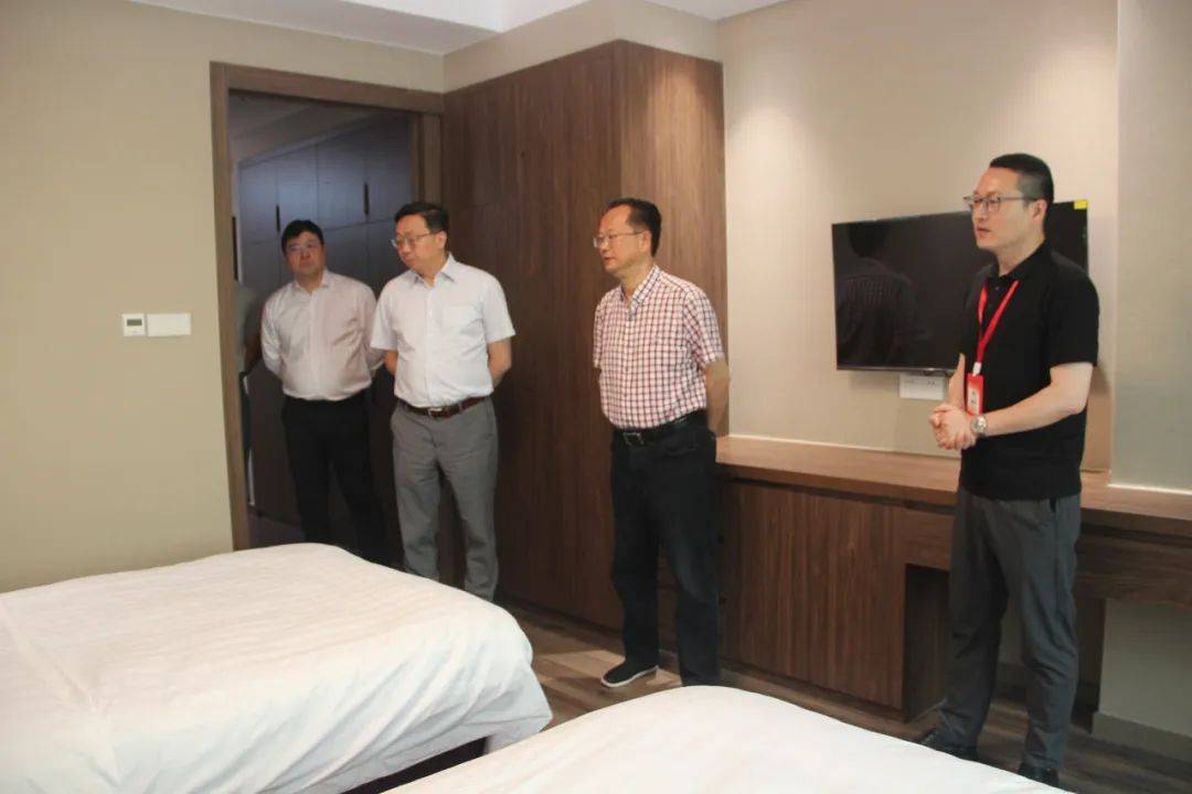 实地体验邵斌行长一行先后参观了基地接待大厅,中心康乐楼d区,综合