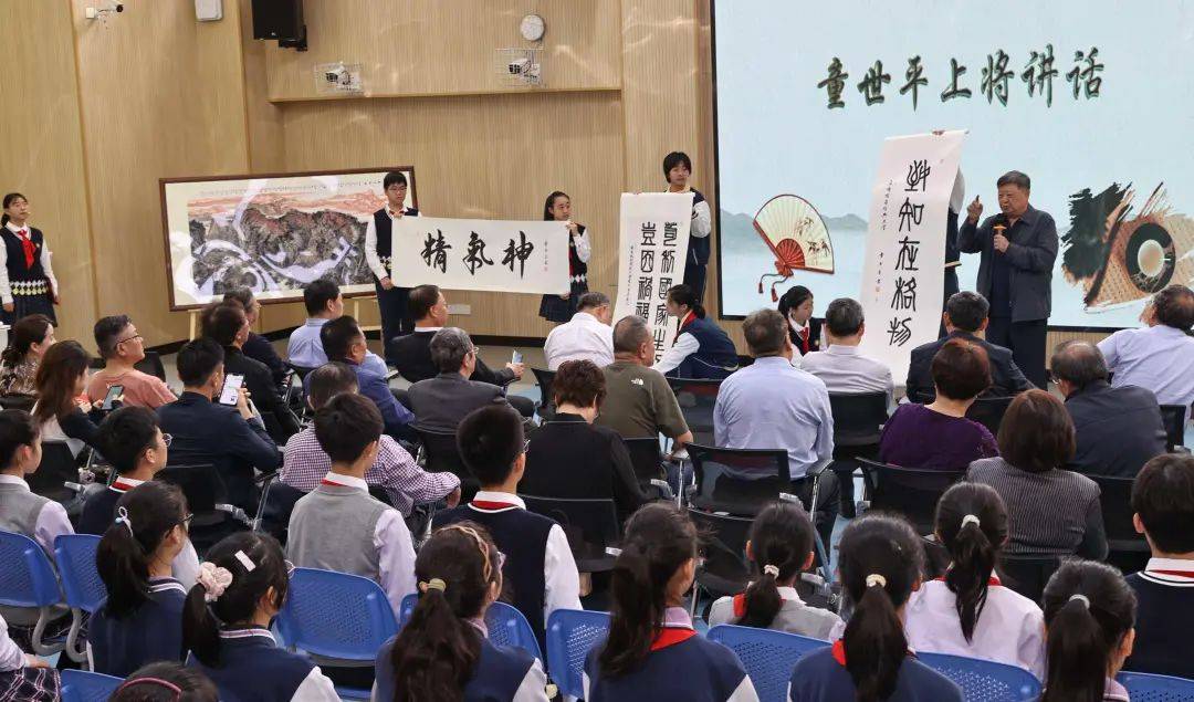 每一笔每一画都饱含忠诚与热爱!军旅书画家走进格致初级中学校园