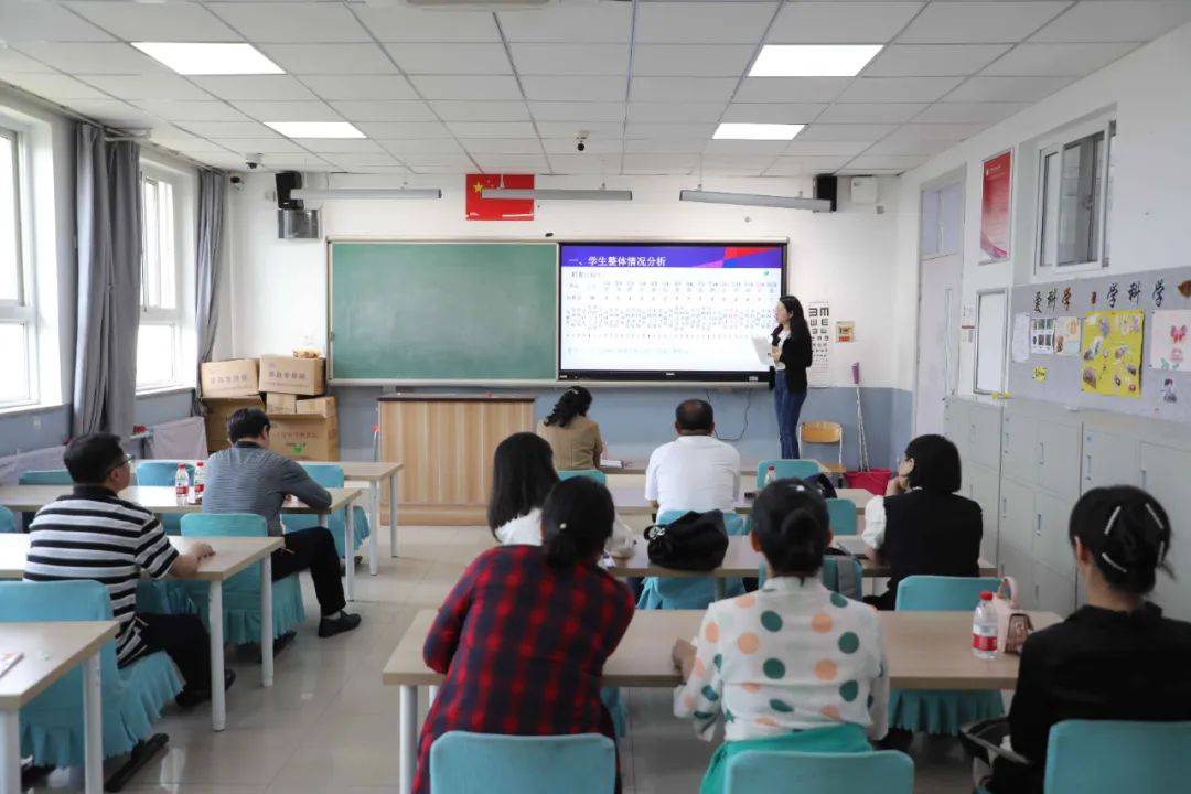 化学教研员陈艳在听取四十七中学和北部新区实验学校初三备课组的汇报
