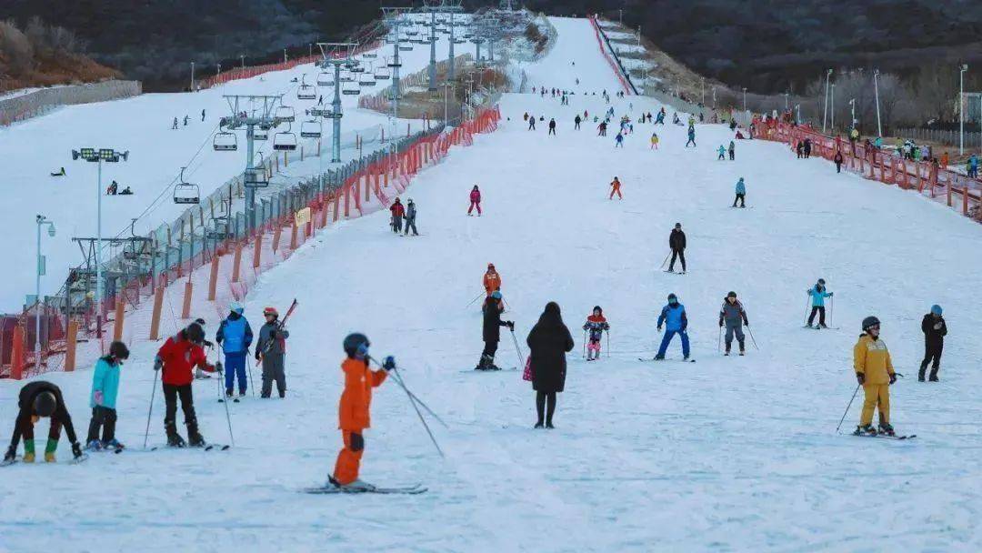 值得一提的是,本次比赛场地在北京西山滑雪场,位于北京市海淀区温泉镇