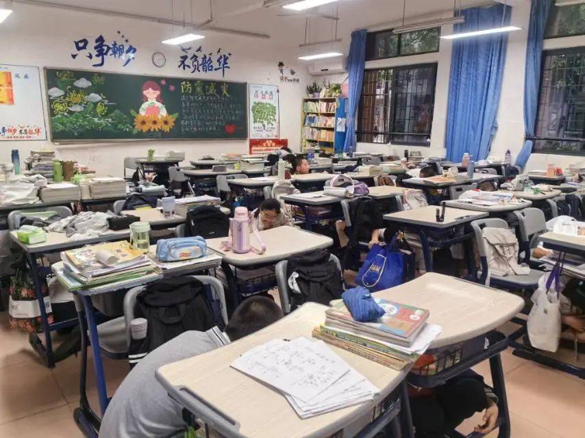 每个班级有序开展疏散行动,参与演练的师生冷静,迅速,有序地离开教室