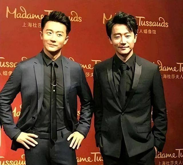 38岁陈伟霆当伴郎抢镜,被多位富婆邀请合影,新郎来头不小