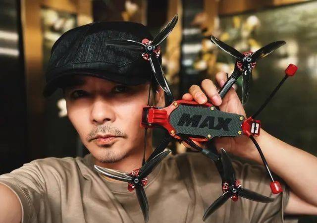 张晋50岁生日晒全家福,俩女儿长成翻版蔡少芬,儿子烫卷发像爸爸