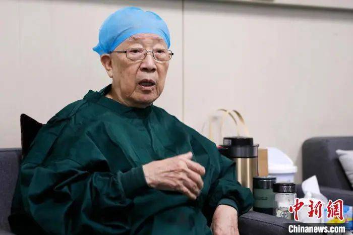 今天,怀念两位巨星