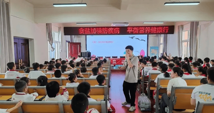 防治讲座"进社区"医务人员现场为黎平县龙形社区群众免费检查甲状腺省