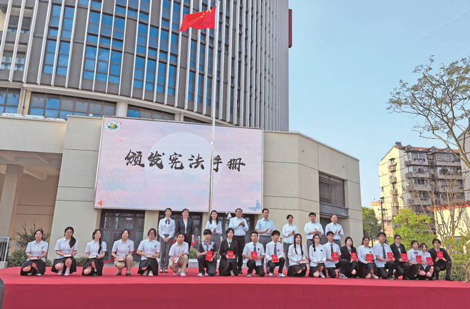 书记十个词诠释"何为品德" 南京商业学校成人礼爱意满满